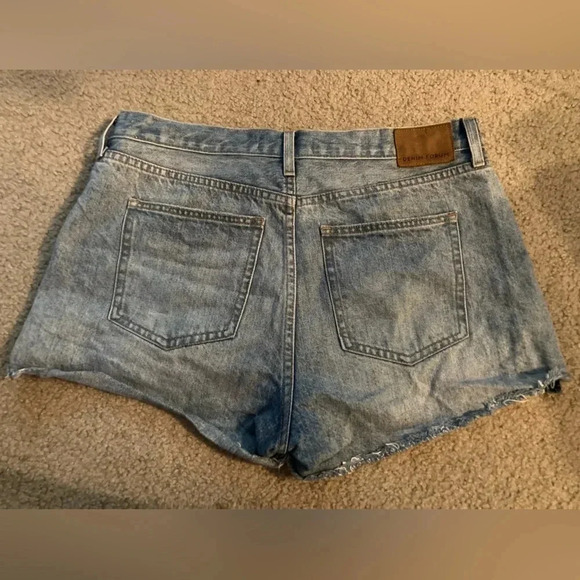 Aritzia Denim Forum The Ex-Boyfriend Short Size 31 Light Wash - Picture 8 of 8